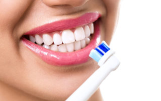 Sonična četkica čisti ženske zube