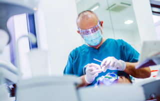 Profesor Ivica Anić provodi endodontski zahvat u svojoj ordinaciji